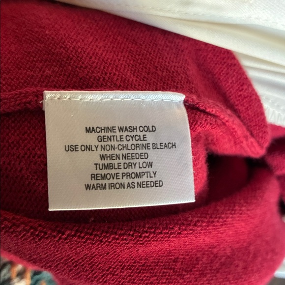 Jaclyn Smith Burgundy Red Sweater with Cream Collar and Pearl Buttons Sz S GUC - Picture 6 of 6